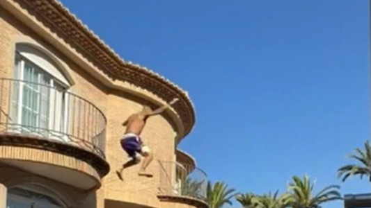 A lo Charly García, L-Gante saltó desde un balcón a la pileta