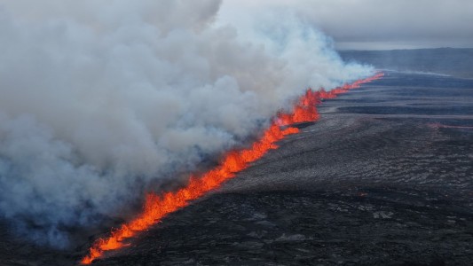 Video: un volcán entró en erupción por novena vez desde finales de 2023