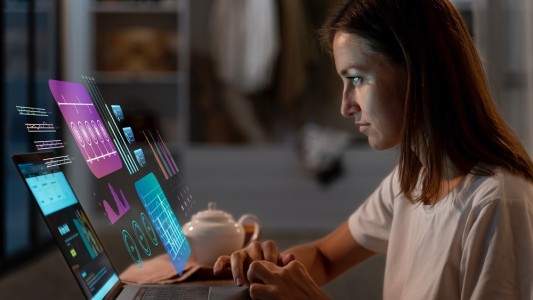 Cerca de la mitad de los profesionales argentinos cree que su empresa no los prepara para utilizar la IA