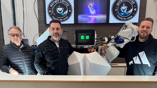 Crearon el primer barista 100% autónomo y preciso al milímetro