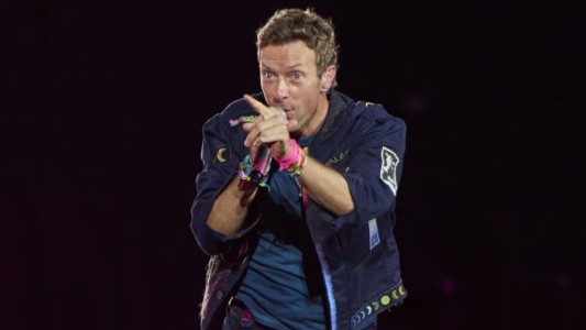 La irónica advertencia de Chris Martin a sus fans tras el escándalo del CEO infiel en la Kiss Cam