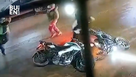 Asaltaron a un delivery, le dispararon cinco veces y se salvó por la carga que llevaba