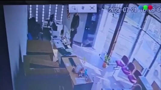 Ataque de furia en Santa Fe: un hombre entró con un pico a una oficina de la empresa proveedora de energía y destrozó todo a su paso