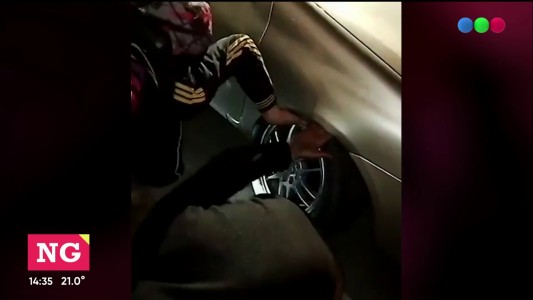 Mendoza: intentaban robar ruedas y quedaron atrapados con las manos en el guardabarros de un auto