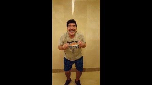 Maradona arengó a Riestra desde Dubai y festejó el final del partido como un hincha más
