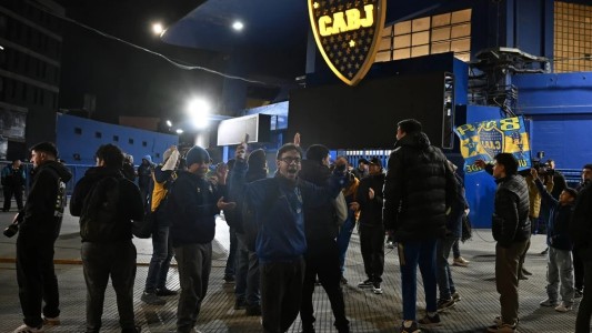 Un grupo de hinchas de Boca hizo un banderazo para exigir la renuncia de Riquelme