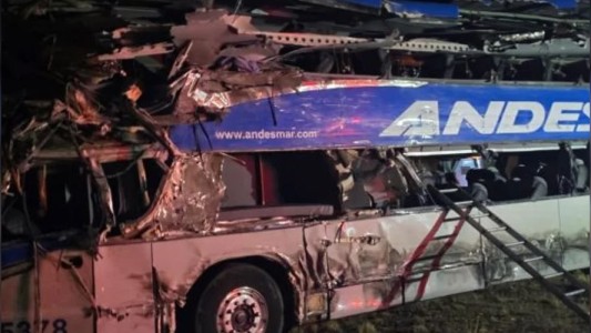 Choque fatal entre un camión y un micro en Santa Cruz: cuatro muertos y al menos 20 heridos