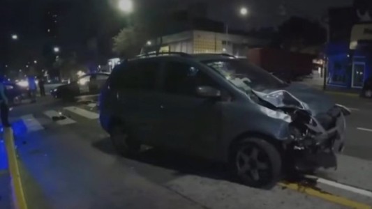 Choque entre un auto y una moto en Boedo: 2 heridos graves