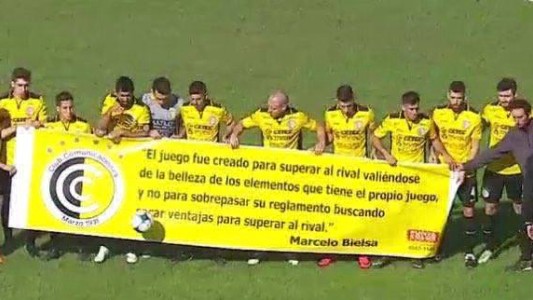 Ejemplo deportivo: el cartel con el que Comunicaciones salió a jugar contra Riestra