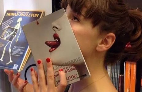 Empleados aburridos se divierten recreando tapas de libros