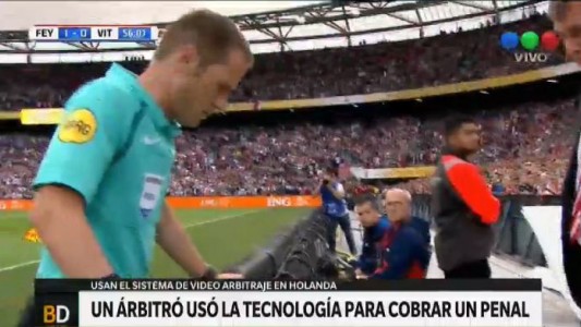 Un árbitro usó la tecnología para cobrar un penal
