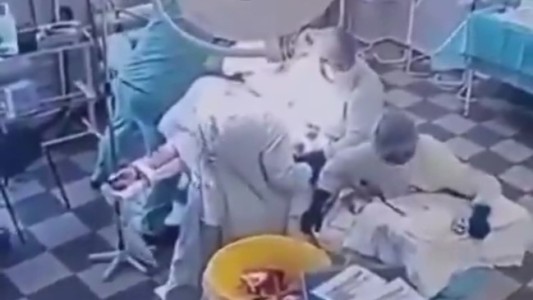 Video: los cirujanos que siguieron operando en medio del brutal terremoto de 8,8 en Rusia