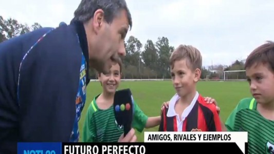Chicos y ejemplos del fútbol: amigos y rivales
