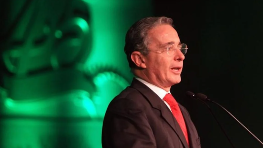Colombia: Condenaron a Uribe a 12 años de prisión domiciliaria por fraude y soborno