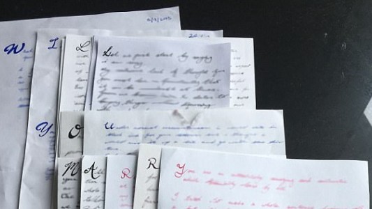 Juntó las cartas que su novio le mandó durante tres años y halló un mensaje oculto
