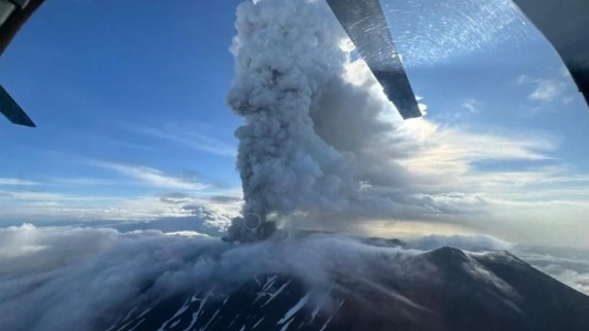 Rusia en máxima alerta: el volcán Kracheninnikov entró en erupción tras 450 años