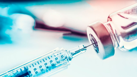 Estados Unidos cancela contratos de vacunas de ARN mensajero y cuestiona su seguridad