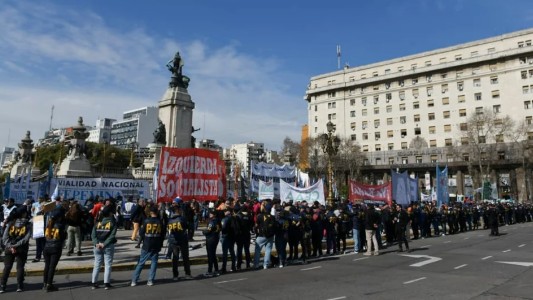 Corridas, gases lacrimógenos y un camión hidrante en la marcha de jubilados en el Congreso