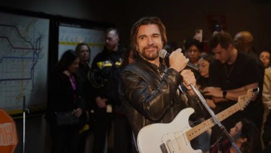 Juanes hizo un show gratuito en el subte de Buenos Aires