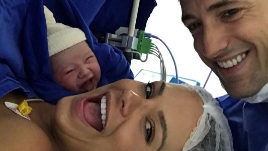 La sonrisa de una bebé recién nacida cautiva a las redes sociales