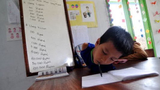 Increíble: las habilidades de un nene de Indonesia que no tiene ni brazos, ni piernas