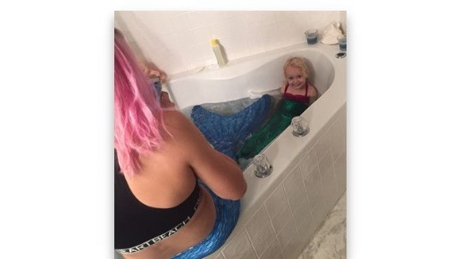 La niñera que se disfrazó de sirenita para consolar a una nena de 3 años a la que se le había muerto el padre