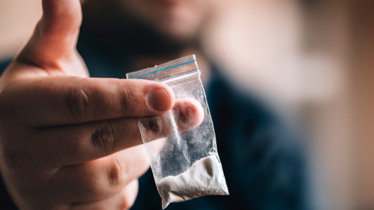 Detenida en un aeropuerto por intentar pasar cocaína en un juguete sexual dentro de su vagina