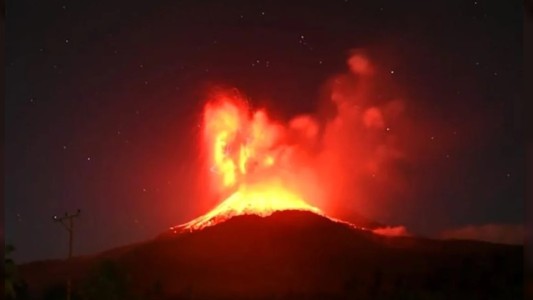 Un volcán entró en erupción y activó una alerta de aviación de alto nivel