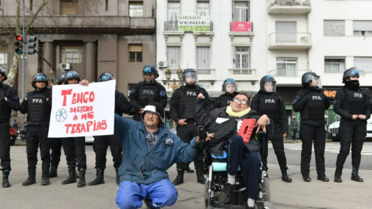 El Gobierno analiza aplicar un aumento en las prestaciones a personas con discapacidad