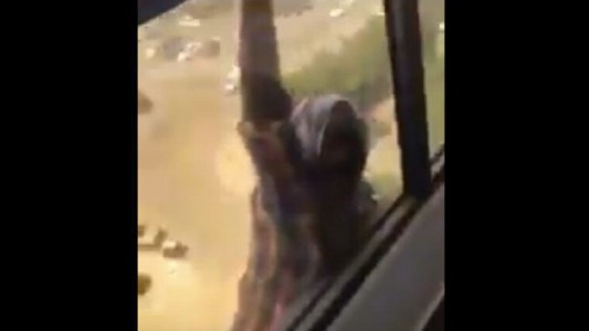 Video de alto impacto: filmó a una mujer colgada de la ventana, en vez de ayudarla