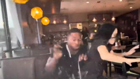 Video: los atropellaron cuando comían en el interior de un restaurante