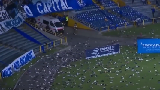 Lluvia de zapatillas: la protesta de hinchas contra su propio equipo por los malos resultados