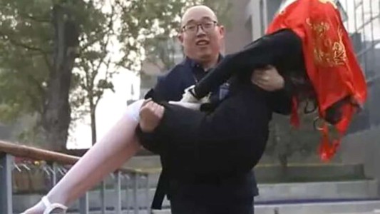 Construyó una mujer-robot y se casó con ella