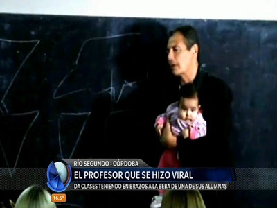 El profesor que da clases con la beba de una alumna en brazos
