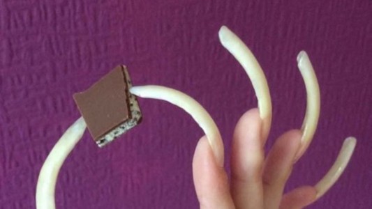 La increíble historia de la chica que hace tres años que no se corta las uñas