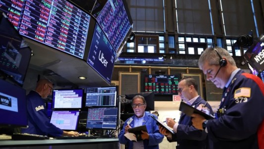 Acciones y bonos recortaron pérdidas mientras que el riesgo país superó los 800 puntos