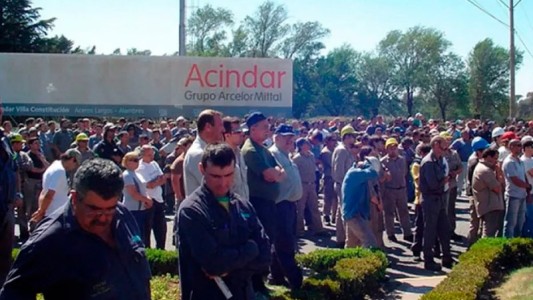 Arden San Nicolás y Villa Constitución: acerías paradas, sueldos impagos, suspensiones y vaciamiento
