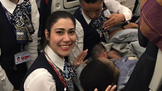 Una mujer da a luz en pleno vuelo con la ayuda de los miembros de la tripulación