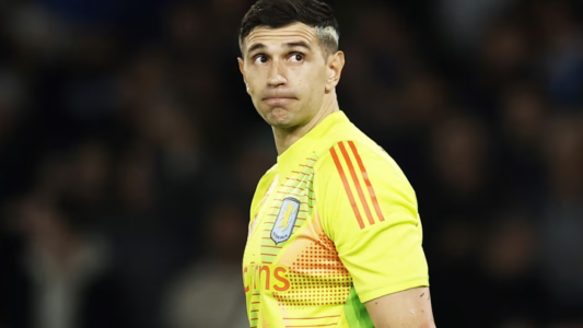 Se cayó el pase del "Dibu" Martínez a Manchester United: contrató a un arquero belga