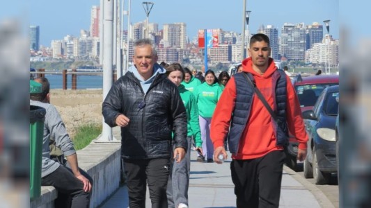 La épica campaña de un candidato en Mar del Plata: se propuso caminar 404 km y duerme en casa de vecinos