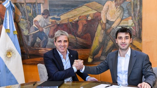 Luis Caputo firmó convenios con Chubut y Tucumán para extinguir deudas y transferir obras y viviendas