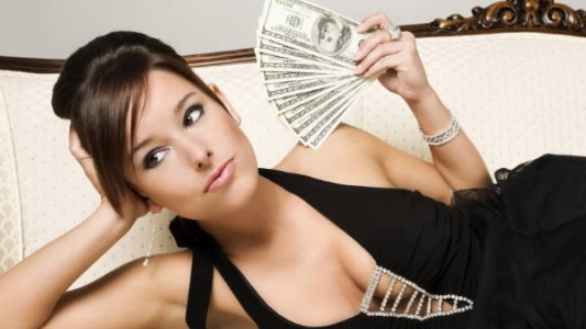 Una mujer discutió con su marido y en un ataque de nervios se comió 9 mil dólares