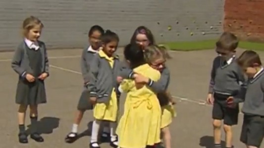 Video pura ternura: así reciben unas nenas a su compañera con una pierna ortopédica