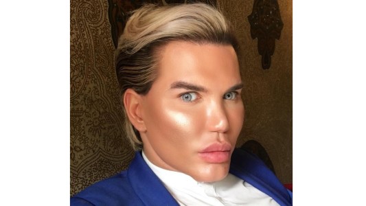 El Ken humano llora porque los médicos se negaron a cambiar el color de sus ojos