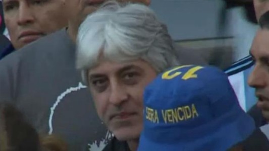 Pese a la prohibición para los barras, Rafa Di Zeo se mostró en las puertas de La Bombonera