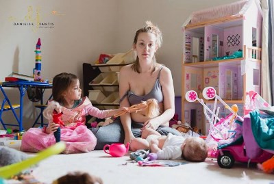 La definición de la depresión posparto de una mujer en dos fotos