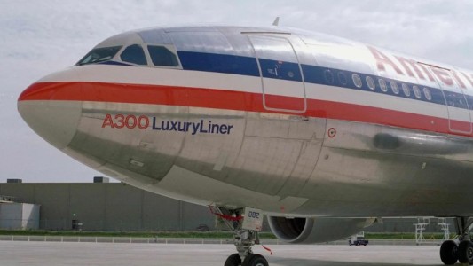 Estados Unidos: hallaron a un hombre muerto en el tren de aterrizaje de un avión