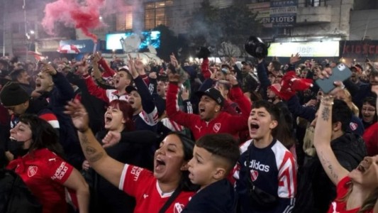 Fuerte protesta de los hinchas de Independiente en la sede contra la Comisión Directiva