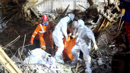 Se derrumbó una escuela en Indonesia: asciende a 53 el número de muertos