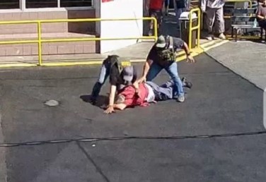 Tiene 79 años, agentes migratorios lo lesionaron a golpes y ahora demanda por 50 millones de dólares